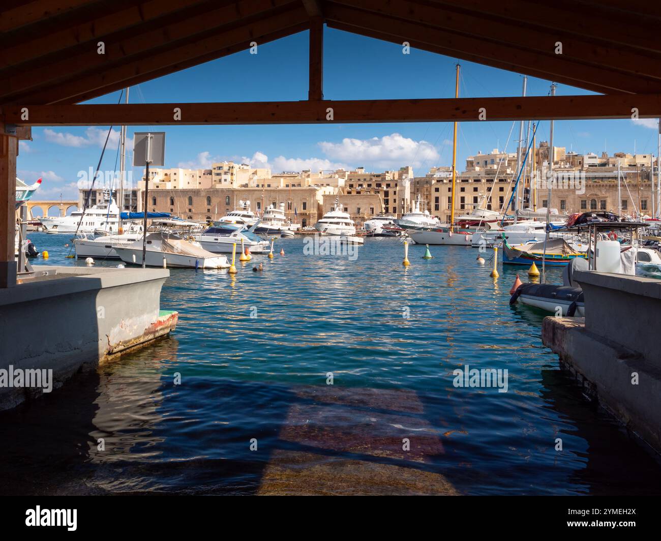 Piccole imbarcazioni presso il porto turistico di Vittoriosa, Birgu, la Valletta, Malta 2024 Foto Stock