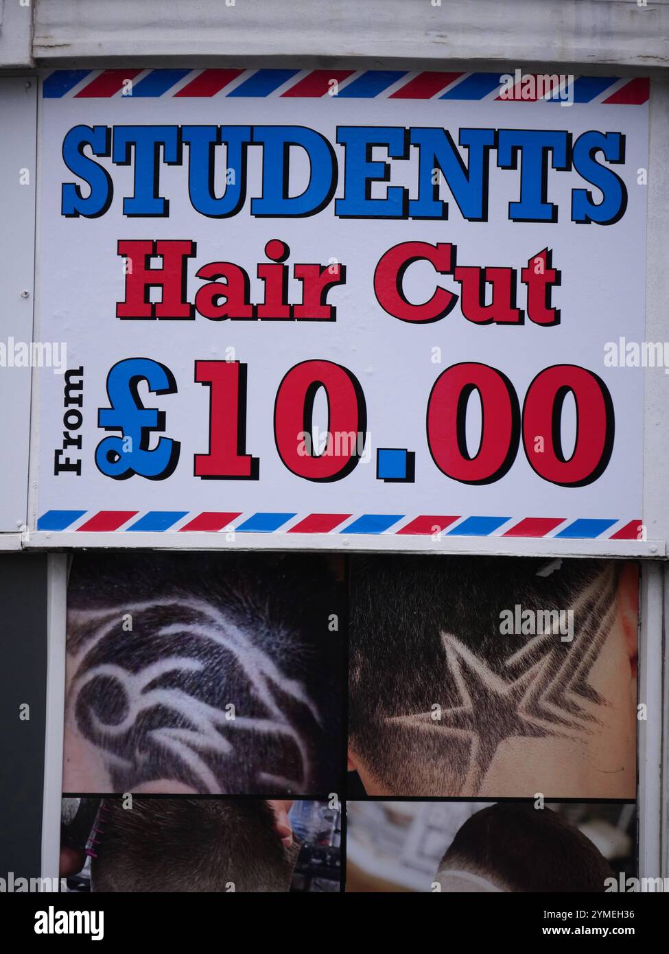 I capelli degli studenti tagliano il concetto di costo degli studenti delle spese di vita. Foto Stock