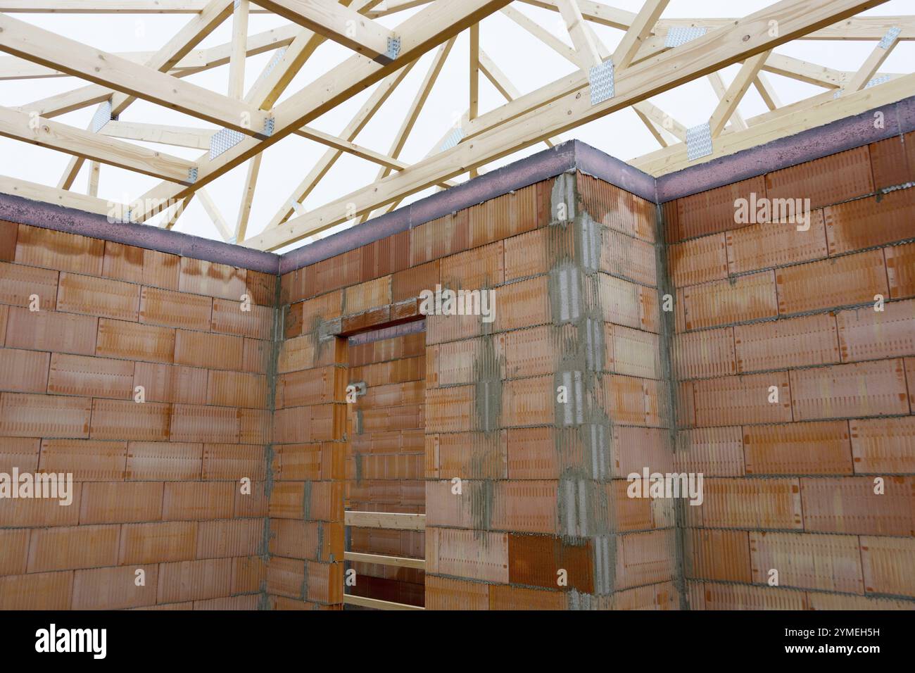 Vista dal basso del capriolo del tetto di una casa in costruzione Foto Stock