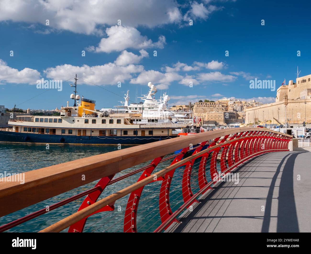 Barca di lusso presso il porto turistico di Vittoriosa, Birgu, la Valletta, Malta 2024 Foto Stock