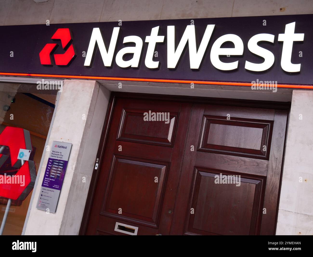 Logo NatWest all'esterno di una filiale della banca britannica. Foto Stock