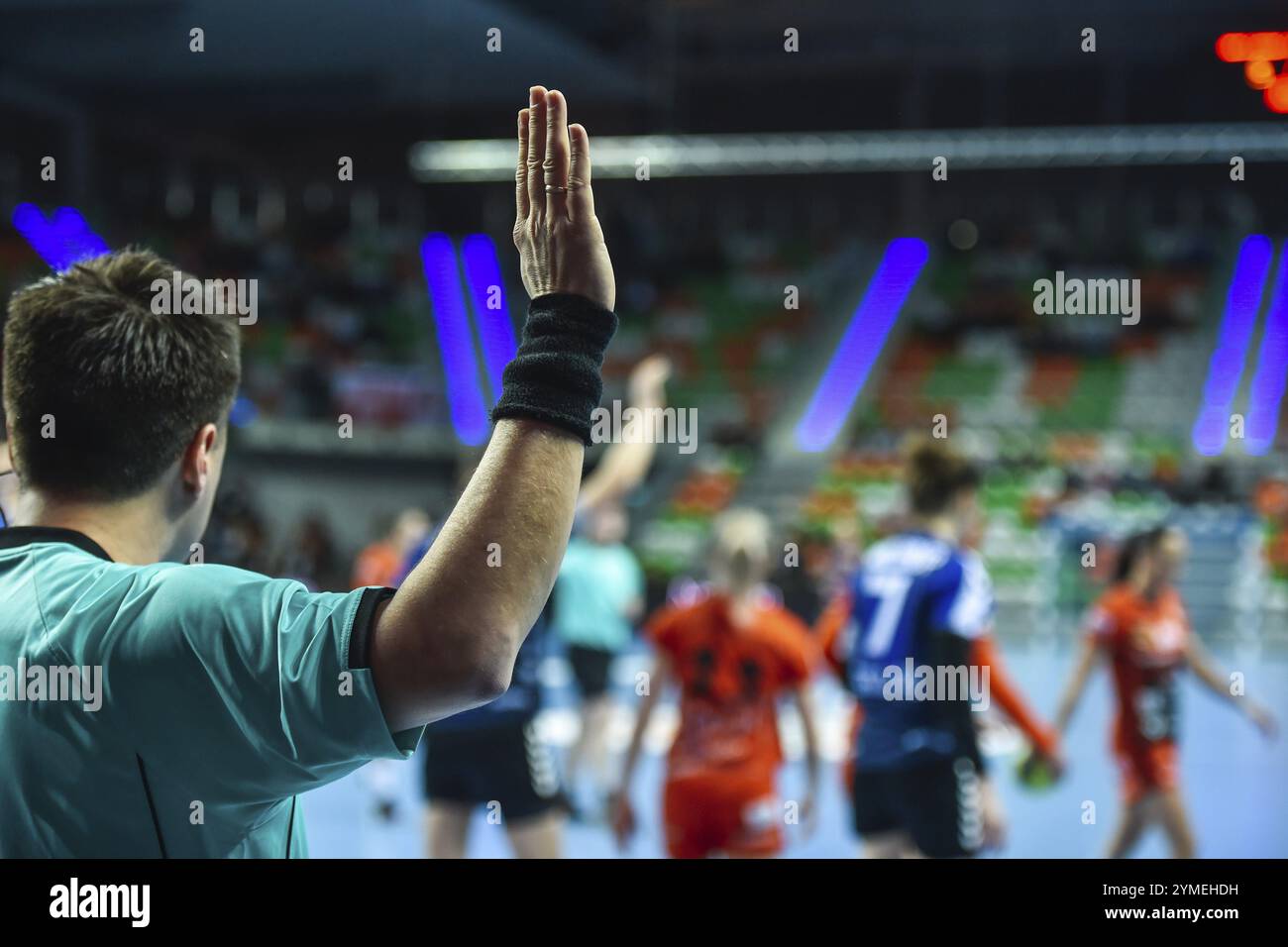 L'arbitro del pallamano dà il segnale che gioca per tempo durante la partita del pallamano. Foto Stock