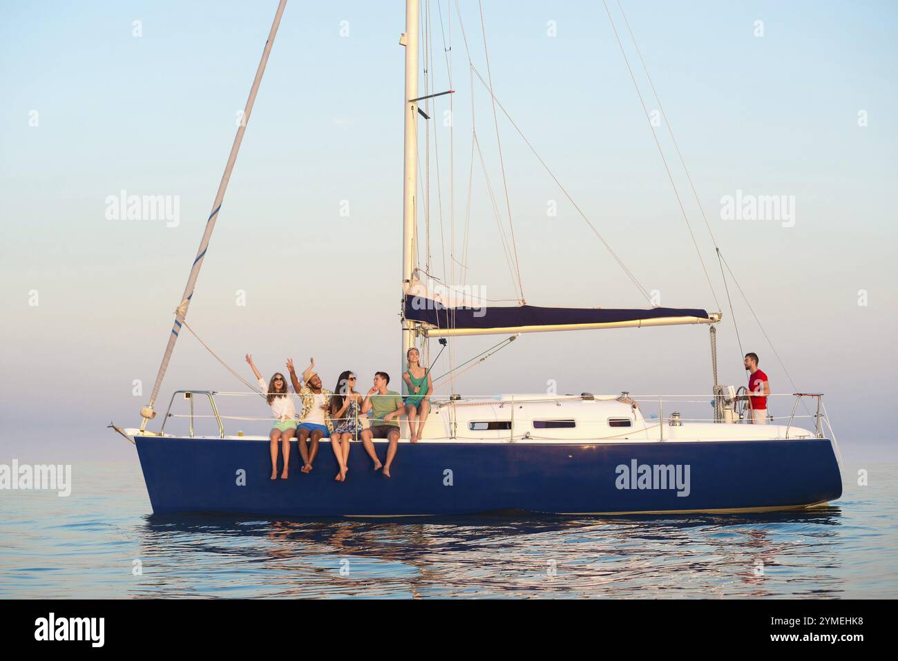 Giovani che si divertono su uno yacht. Festa dei giovani su uno yacht. Ragazzi e ragazze sparano selfie su uno yacht. Compagnia amichevole riposa su uno yacht. Yachting. Cruis Foto Stock