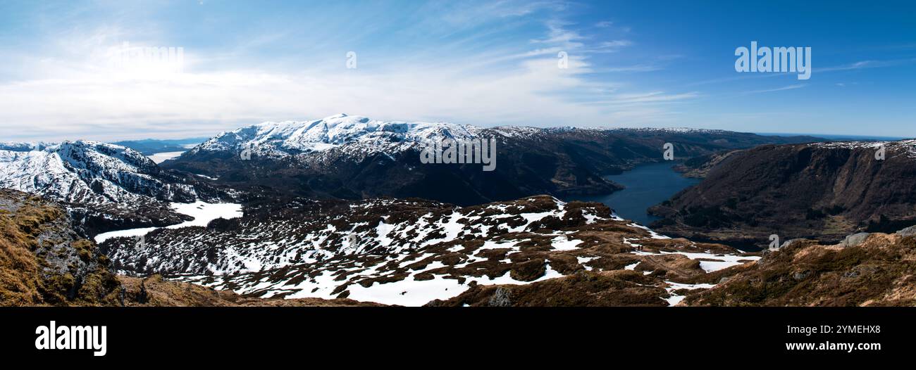 Paesaggi dei fiordi durante l'escursione al punto panoramico di Hananipa, Norvegia. Tempo di primavera. Foto Stock