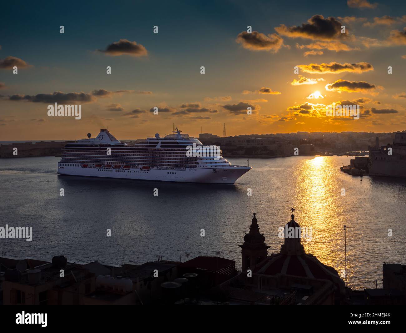 Nave da crociera MS Riviera che entra nel Porto grande della Valletta al tramonto, Malta 2024 Foto Stock