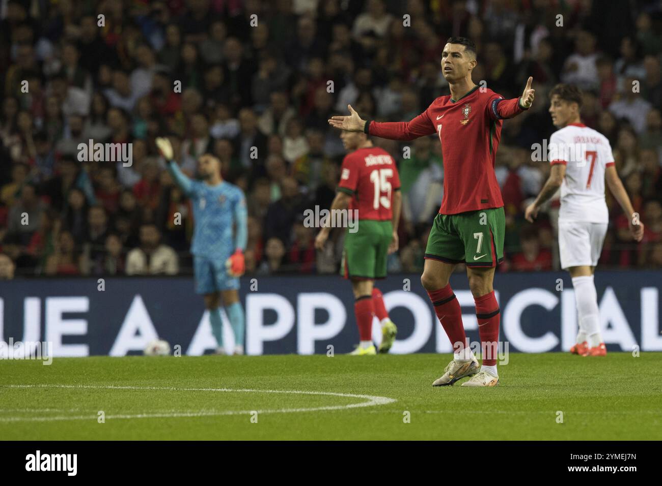 Partita di calcio, capitano Cristiano RONALDO CR7 Portogallo a destra con le braccia alzate e guardando a sinistra con la vista dell'arbitro non in figura Foto Stock