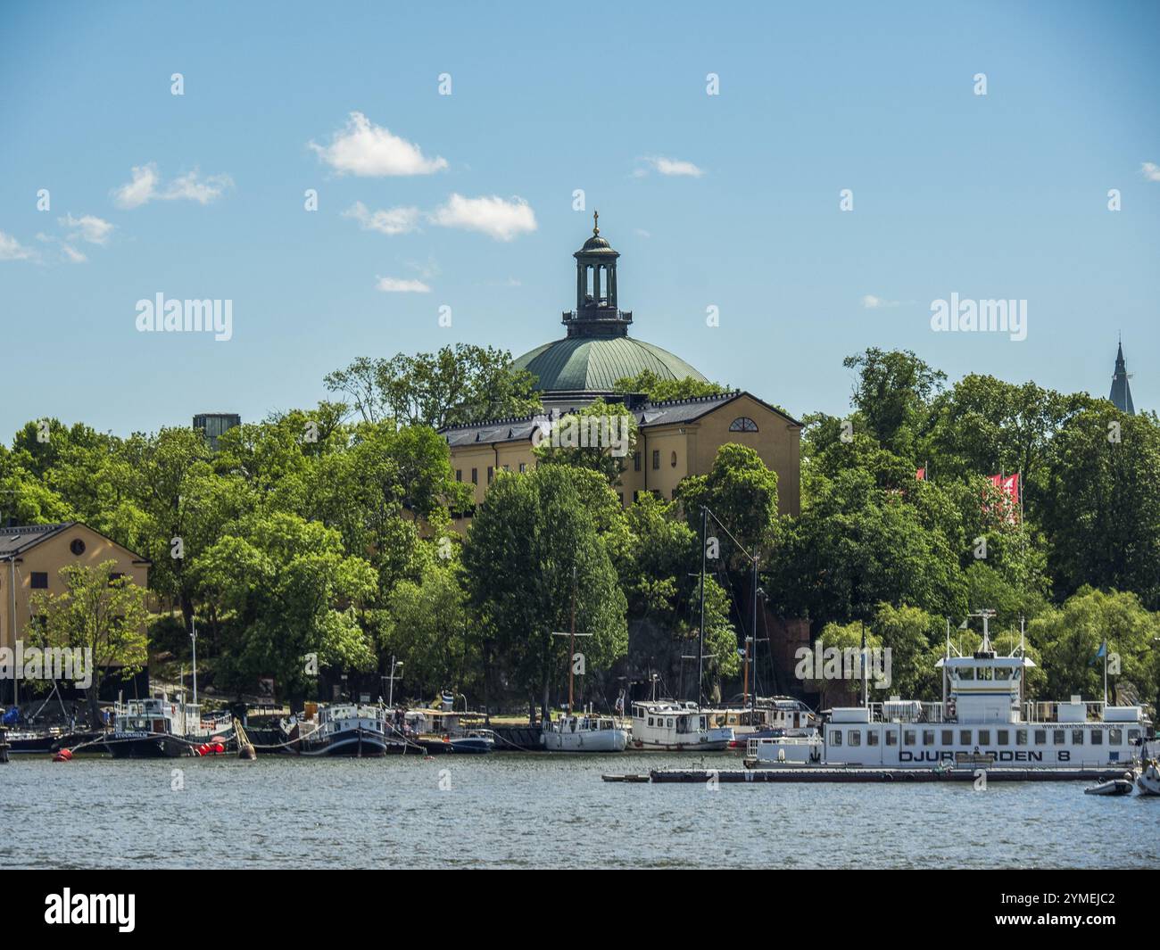 Edificio a cupola circondato da alberi e barche in riva al mare, arcipelago, stoccolma, svezia Foto Stock