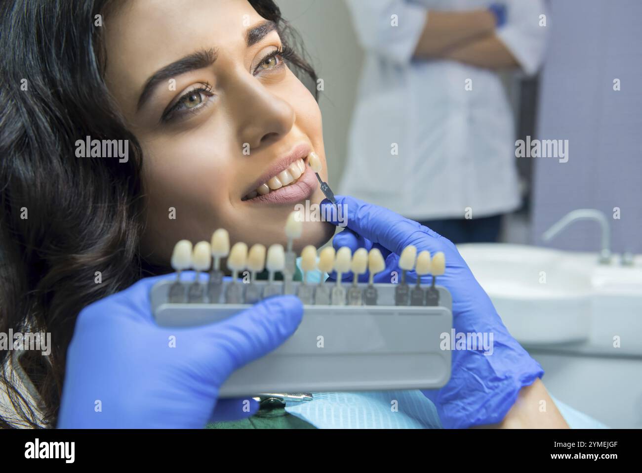 Grafico dei colori del paziente e dei denti. Giovane donna che sorride. Sbiancamento efficace dei denti Foto Stock