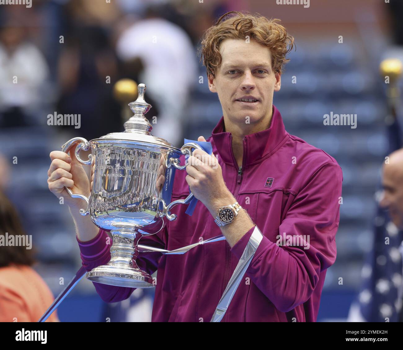 Il tennista italiano Jannik Sinner detiene il trofeo durante la presentazione agli US Open 2024 Championships, Billie Jean King Tennis Center, Que Foto Stock