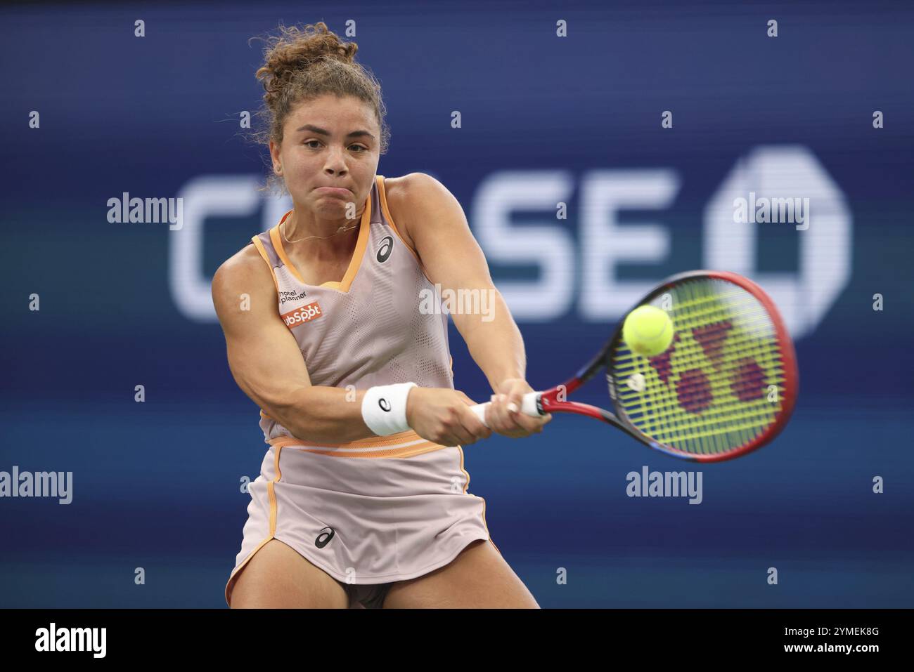 Il tennista Jasmine Paolini in azione agli US Open 2024 Championships, Billie Jean King Tennis Center, Queens, New York, USA, North Ameri Foto Stock