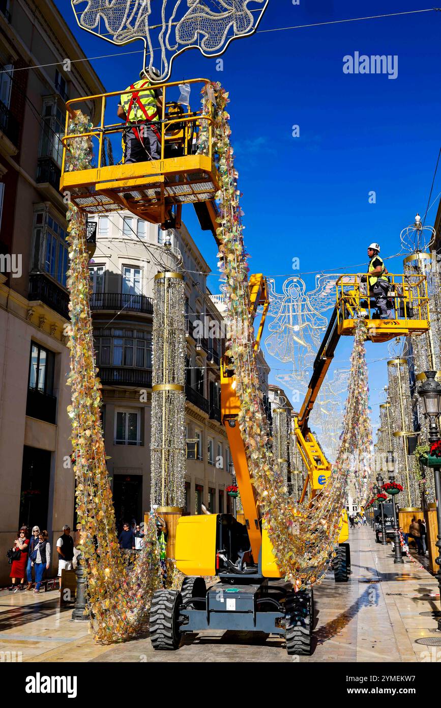 21 novembre 2024, Spagna, Málaga: Le luci di Natale sono allestite in Calle Larios a Malaga. Il 29 novembre, sono accesi durante una celebrazione del cantante Casal. Foto: Frank Molter/dpa Foto Stock