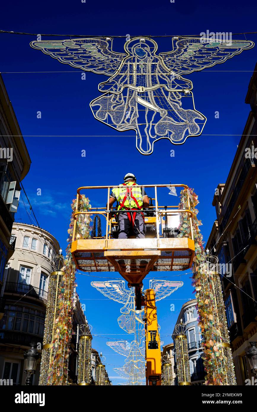 21 novembre 2024, Spagna, Málaga: Le luci di Natale sono allestite in Calle Larios a Malaga. Il 29 novembre, sono accesi durante una celebrazione del cantante Casal. Foto: Frank Molter/dpa Foto Stock