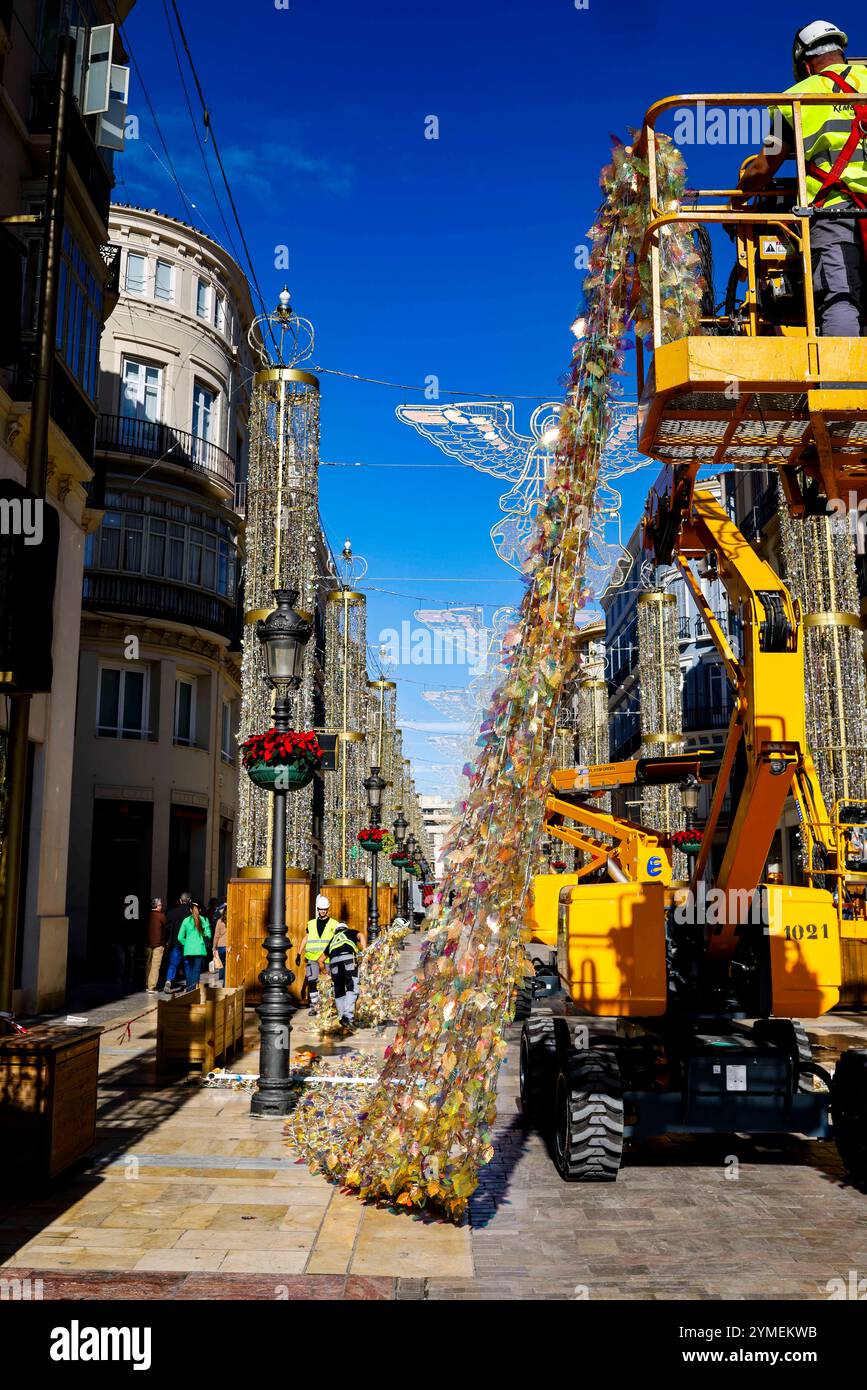 21 novembre 2024, Spagna, Málaga: Le luci di Natale sono allestite in Calle Larios a Malaga. Il 29 novembre, sono accesi durante una celebrazione del cantante Casal. Foto: Frank Molter/dpa Foto Stock