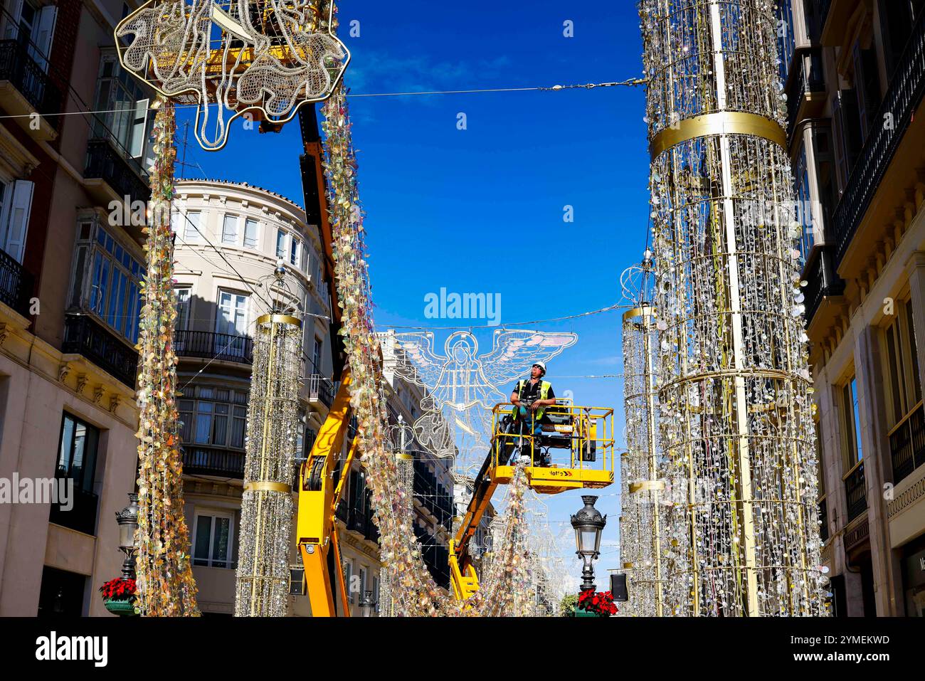 21 novembre 2024, Spagna, Málaga: Le luci di Natale sono allestite in Calle Larios a Malaga. Il 29 novembre, sono accesi durante una celebrazione del cantante Casal. Foto: Frank Molter/dpa Foto Stock