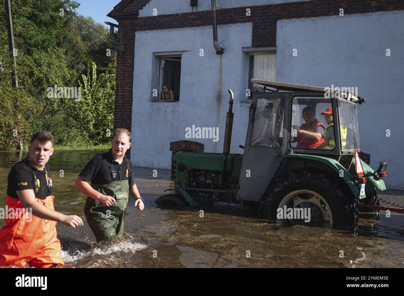 SCINAWA. POLONIA - 21 SETTEMBRE 2024: Alluvione causata da forti piogge e traboccamento del fiume. I residenti aiutano i loro vicini. Foto Stock