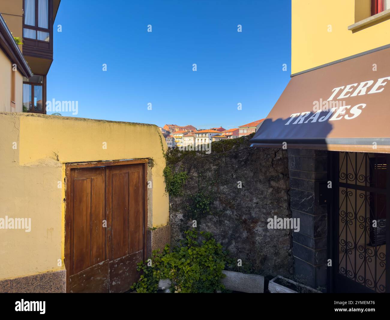 Un piccolo angolo nel centro storico di Llanes con edifici classici sullo sfondo, Asturie, Spagna - Immagine stock catturata con smartphone