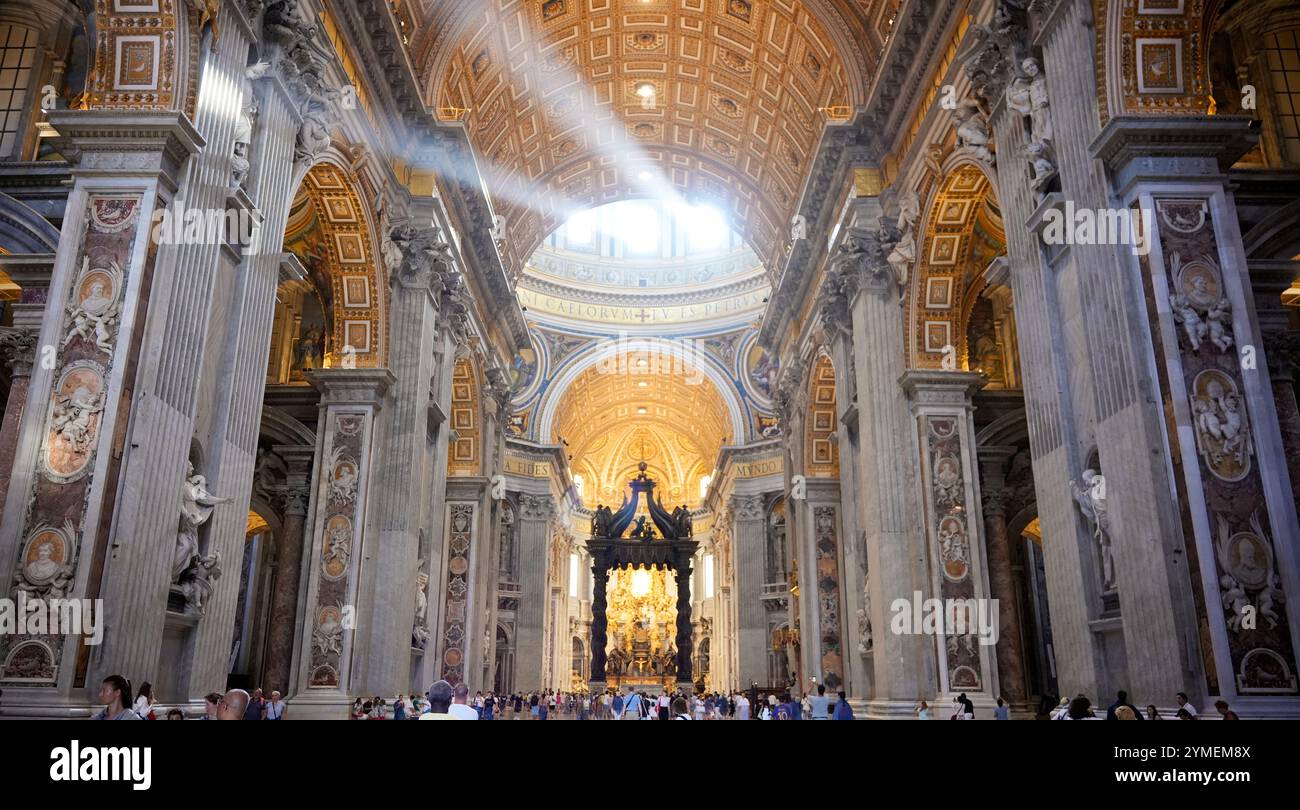 La luce del sole si riversa nella magnifica Basilica interna della città del Vaticano Foto Stock