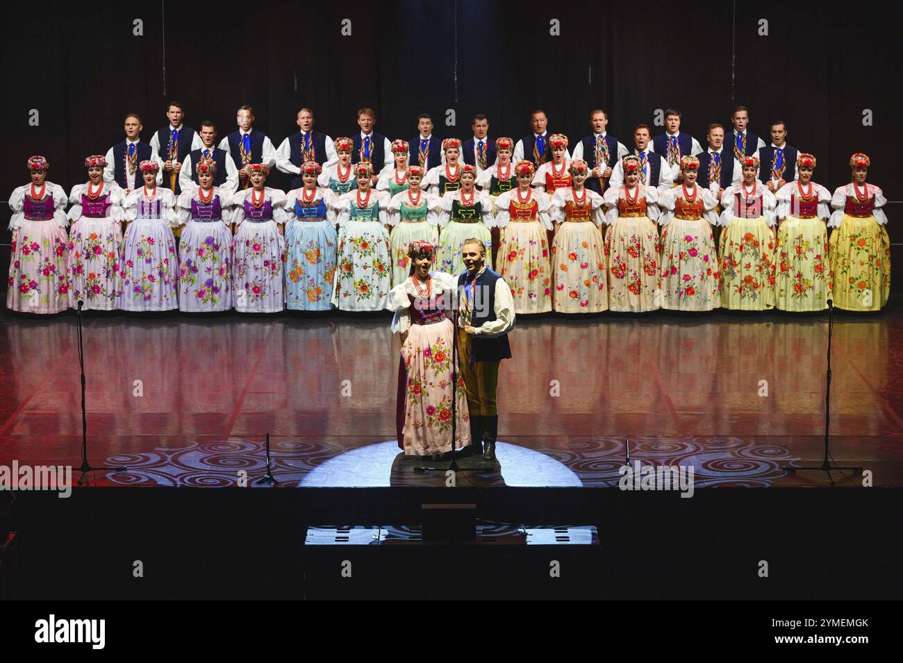 NOWA SOL, POLONIA - 4 NOVEMBRE 2023: Concerto, canto e ballo Ensemble Slask (Zespol Piesni i Tanca Slask) Foto Stock