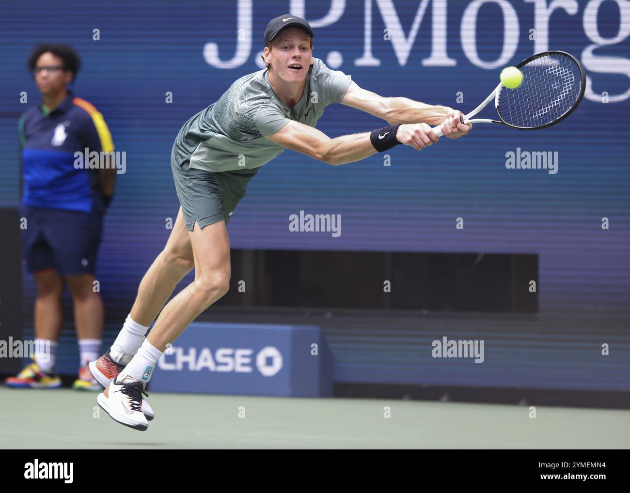 Il tennista Jannik Sinner dell'Italia in azione agli US Open 2024 Championships, Billie Jean King Tennis Center, Queens, New York, USA, Nord America Foto Stock