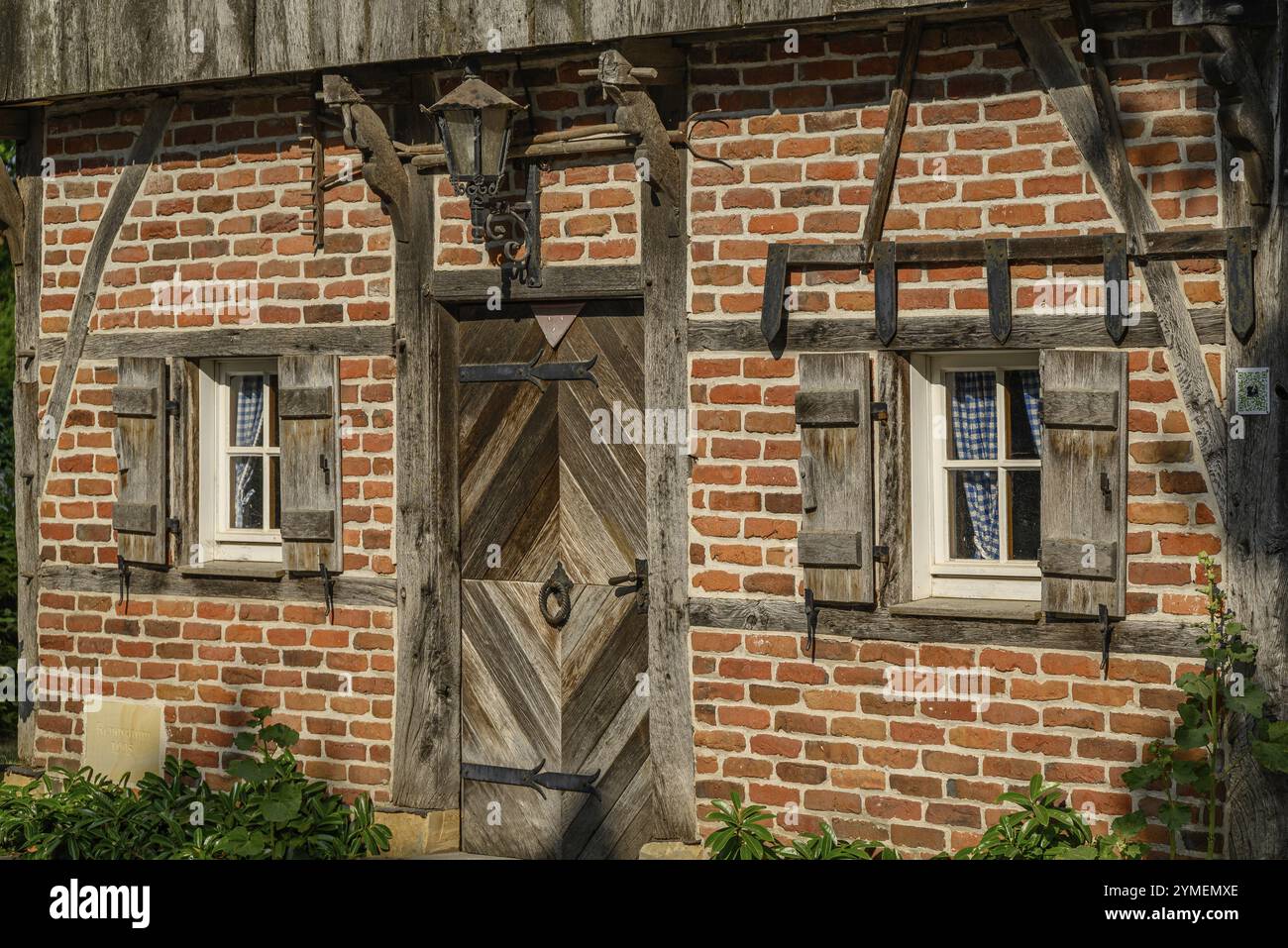 Rustica casa in legno con elementi in legno e pareti in mattoni, Weseke, borken, muensterland, germania Foto Stock Rustica casa in legno con elementi in legno e pareti in mattoni, Weseke, borken, muensterland, germania Foto Stock