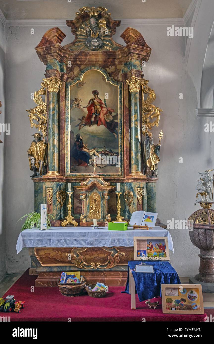 L'altare laterale, San Giorgio e Florian è una chiesa parrocchiale cattolica elencata a Reicholzried, Allgaeu, Baviera, Germania, Europa Foto Stock