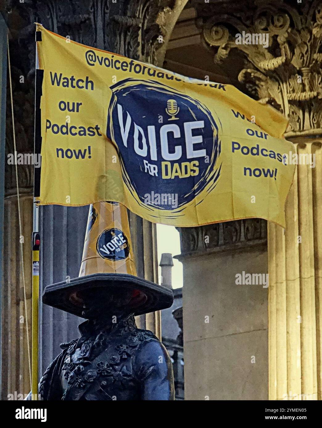 Glasgow, Scozia, Regno Unito. 21 novembre 2024. La voce per i papà incorona il duca con una bandiera e un cono personalizzato mentre l'iconica statua continua a essere una piattaforma politica. Credit Gerard Ferry/Alamy Live News Foto Stock