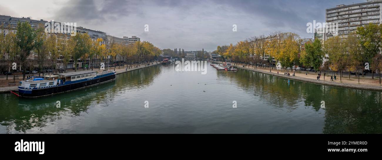 Parigi, Francia - 11 11 11 2024: Canale di Ourcq. Vista panoramica del bacino delle Villette con i colori della primavera Foto Stock