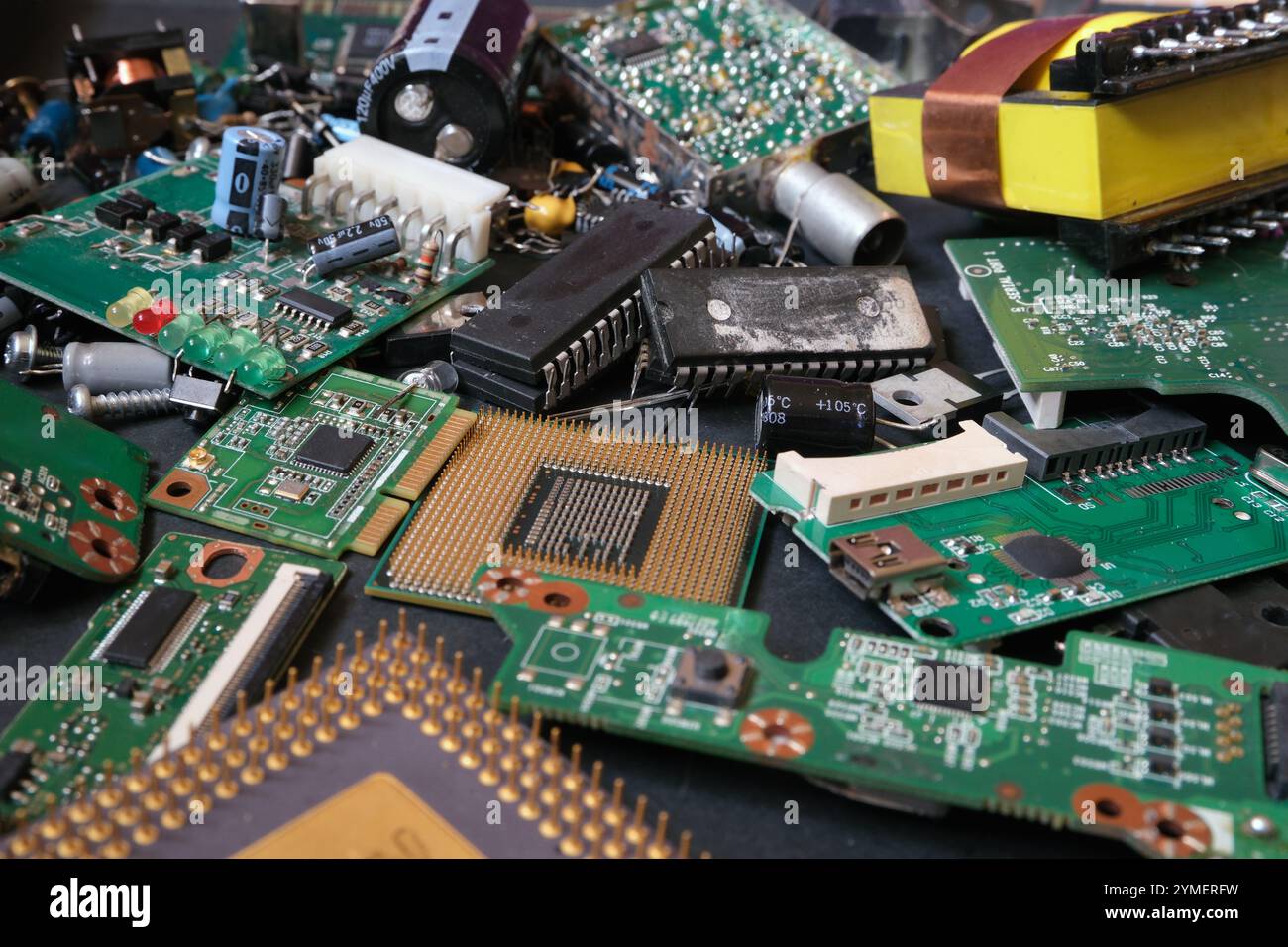 Schede elettroniche ed elementi semiconduttori scaduti o difettosi. Pile di rifiuti elettronici. Foto Stock