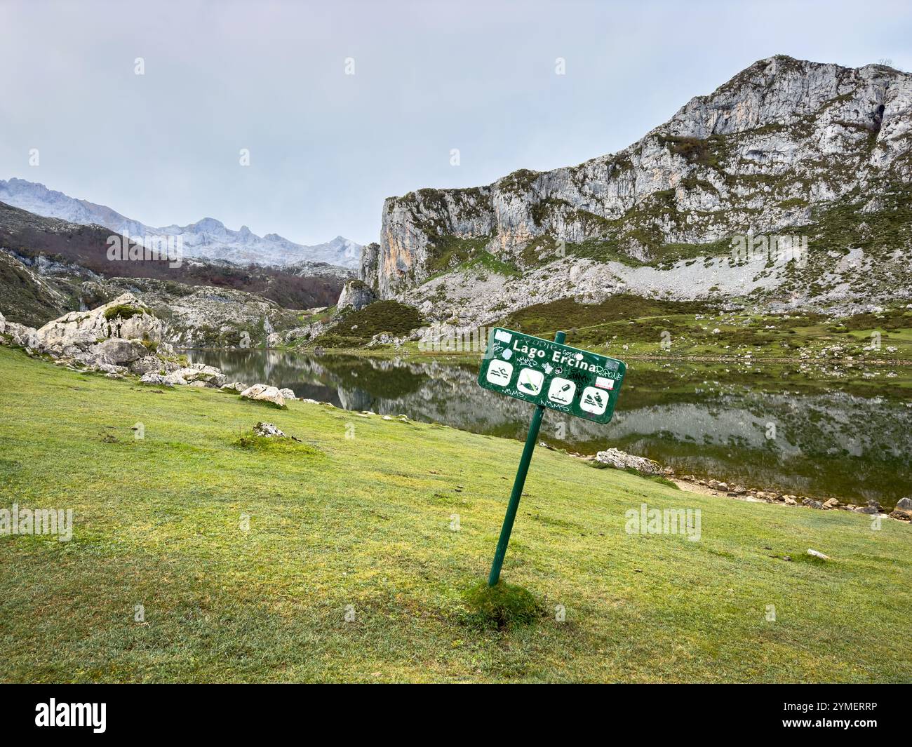 Segnaletica del lago Ercina con il lago sullo sfondo nel Parco Nazionale Picos de Europa, Asturie, Spagna - Immagine stock catturata con smartphone