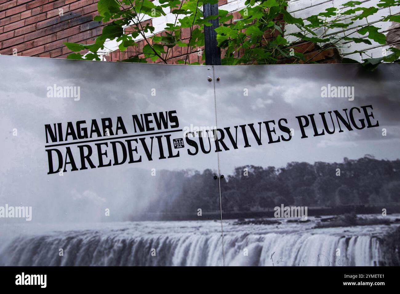 Insegna storica del Niagara News a Daredevil Alley nel Queen Street District, Niagara Falls, Ontario, Canada Foto Stock