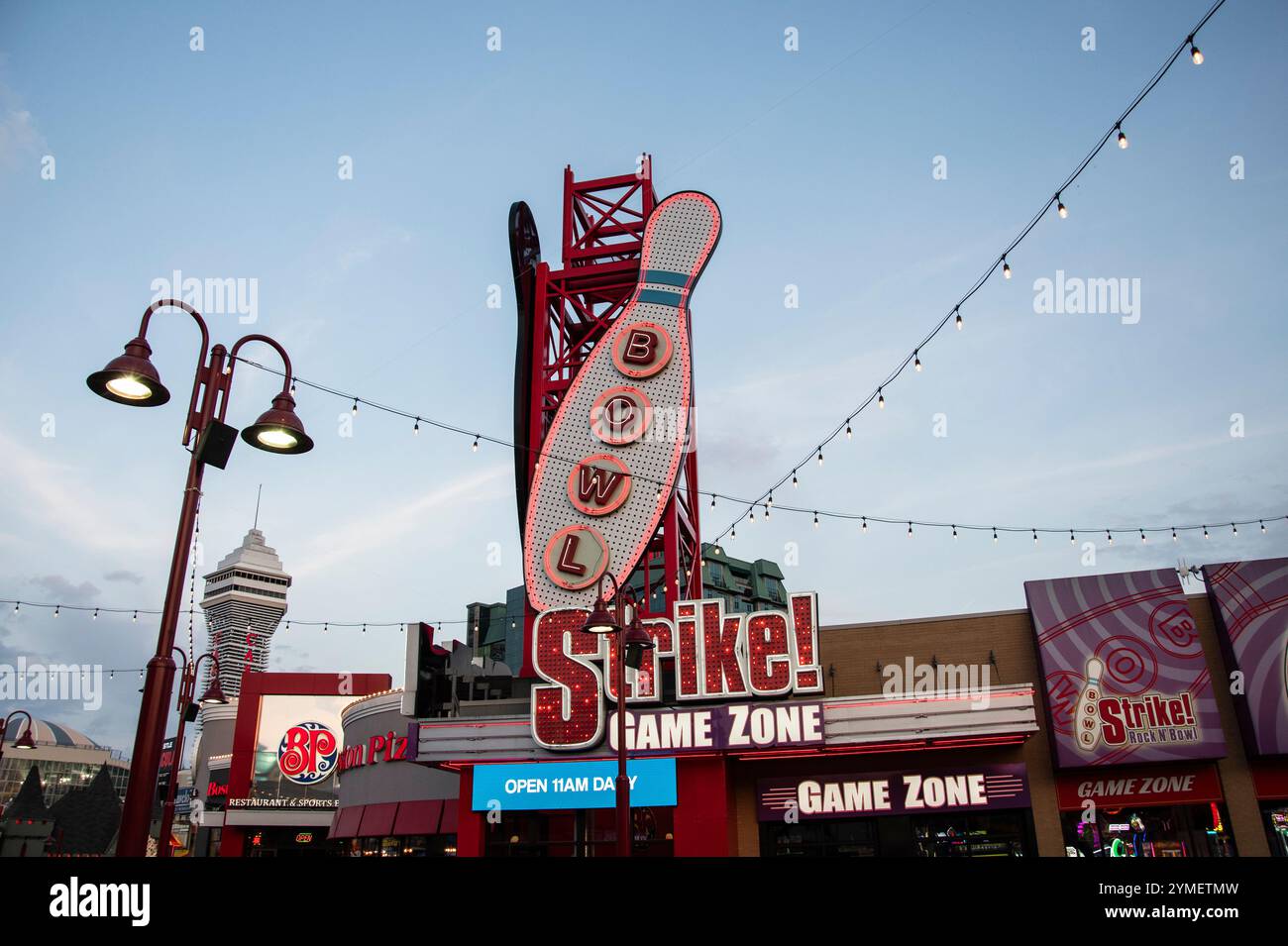 Cartello della zona di gioco Bowl Strike su Clifton Hill a Niagara Falls, Ontario, Canada Foto Stock