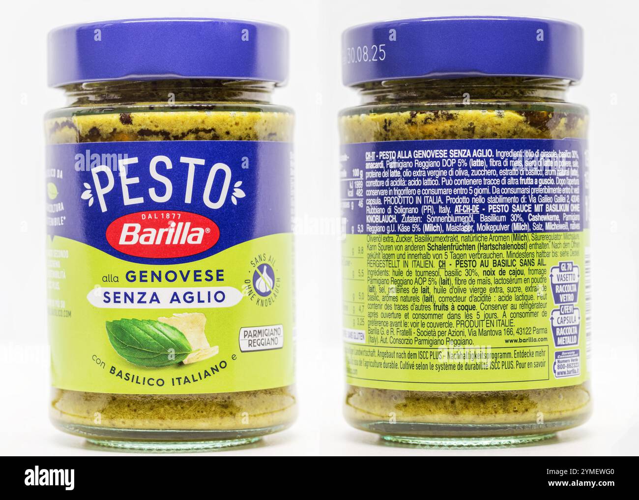 Roma, Italia - 20 novembre 2024: Pesto tradizionale al basilico genovese, nella versione senza aglio, un gusto imperdibile Foto Stock
