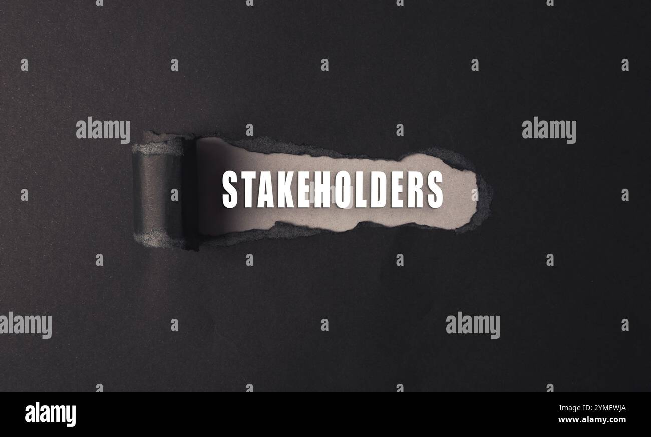 Immagine in bianco e nero di un pezzo di carta strappato con la parola stakeholder scritta in bianco Foto Stock