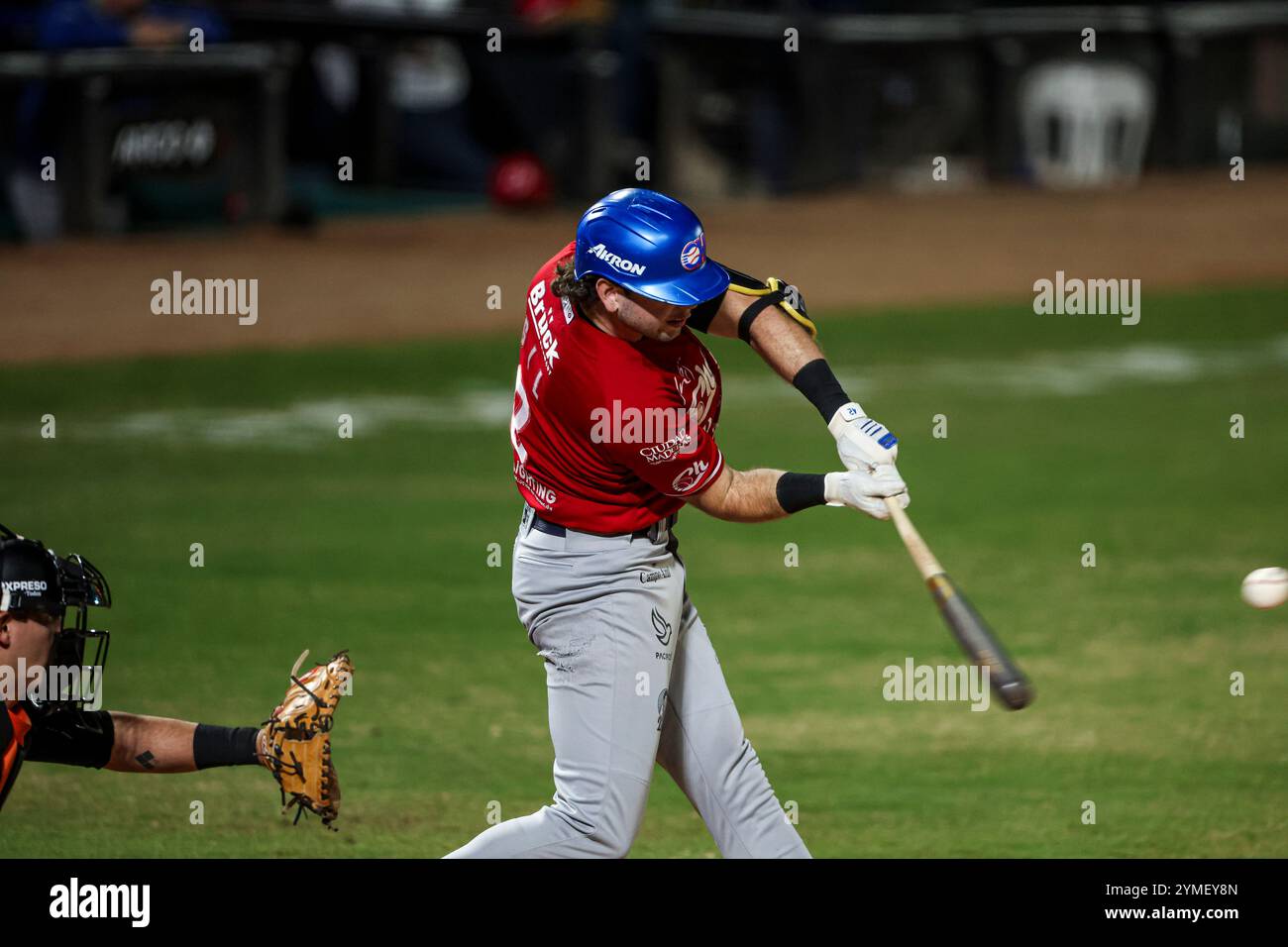 HERMOSILLO, MESSICO - 20 NOVEMBRE: Mateo Gil di Charros de Jalisco tenta di connettersi nel secondo inning, durante una partita della Liga Arco Mexicana del Pacifico tra Naranjeros e Charros all'estadio Fernando Valenzuela il 20 novembre 2024 a Hermosillo, Messico. (Foto di Luis Gutierrez/Norte Photo) Foto Stock