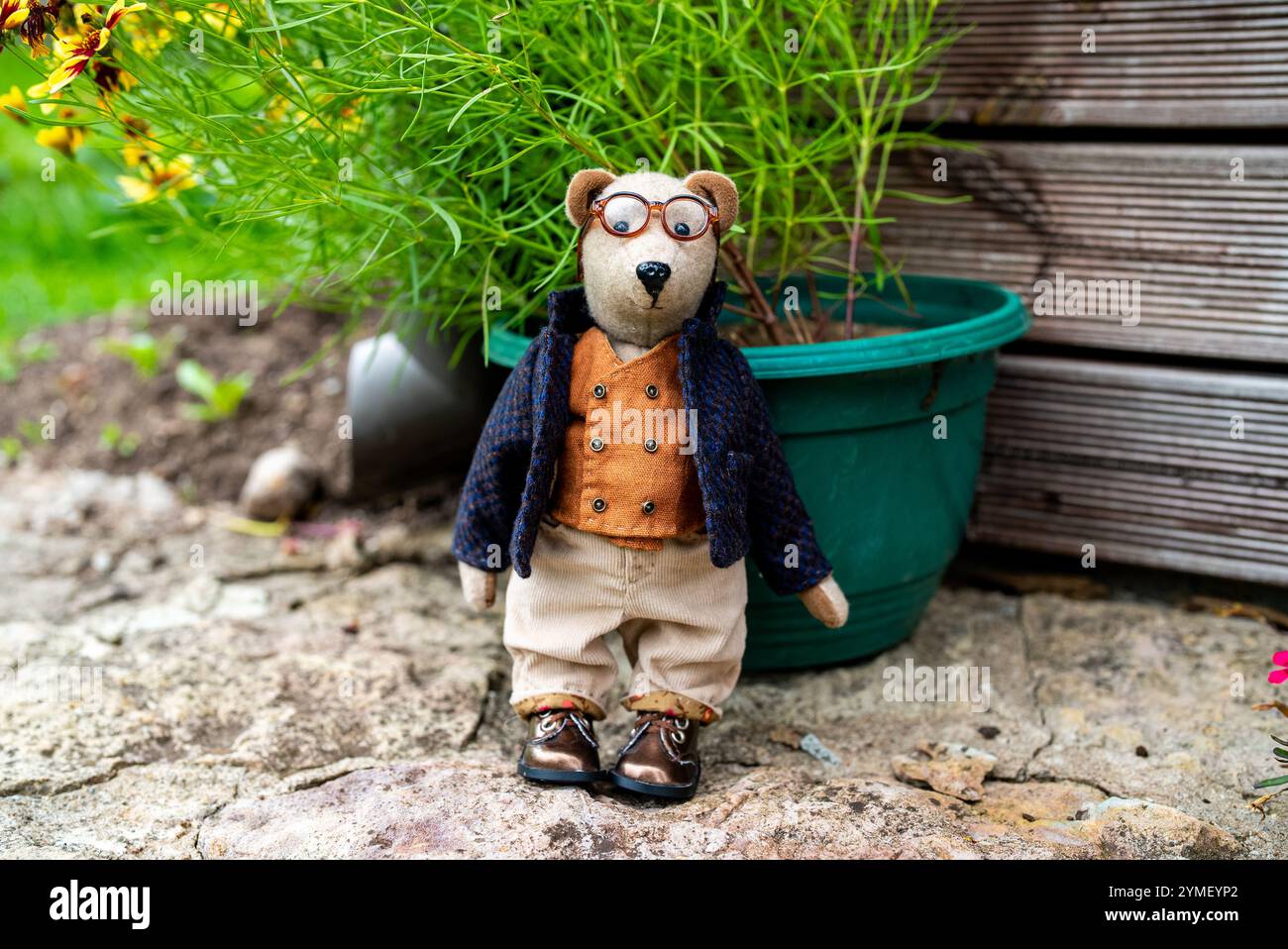 Orsacchiotto artigianale in occhiali. Giocattolo per bambini. Foto Stock