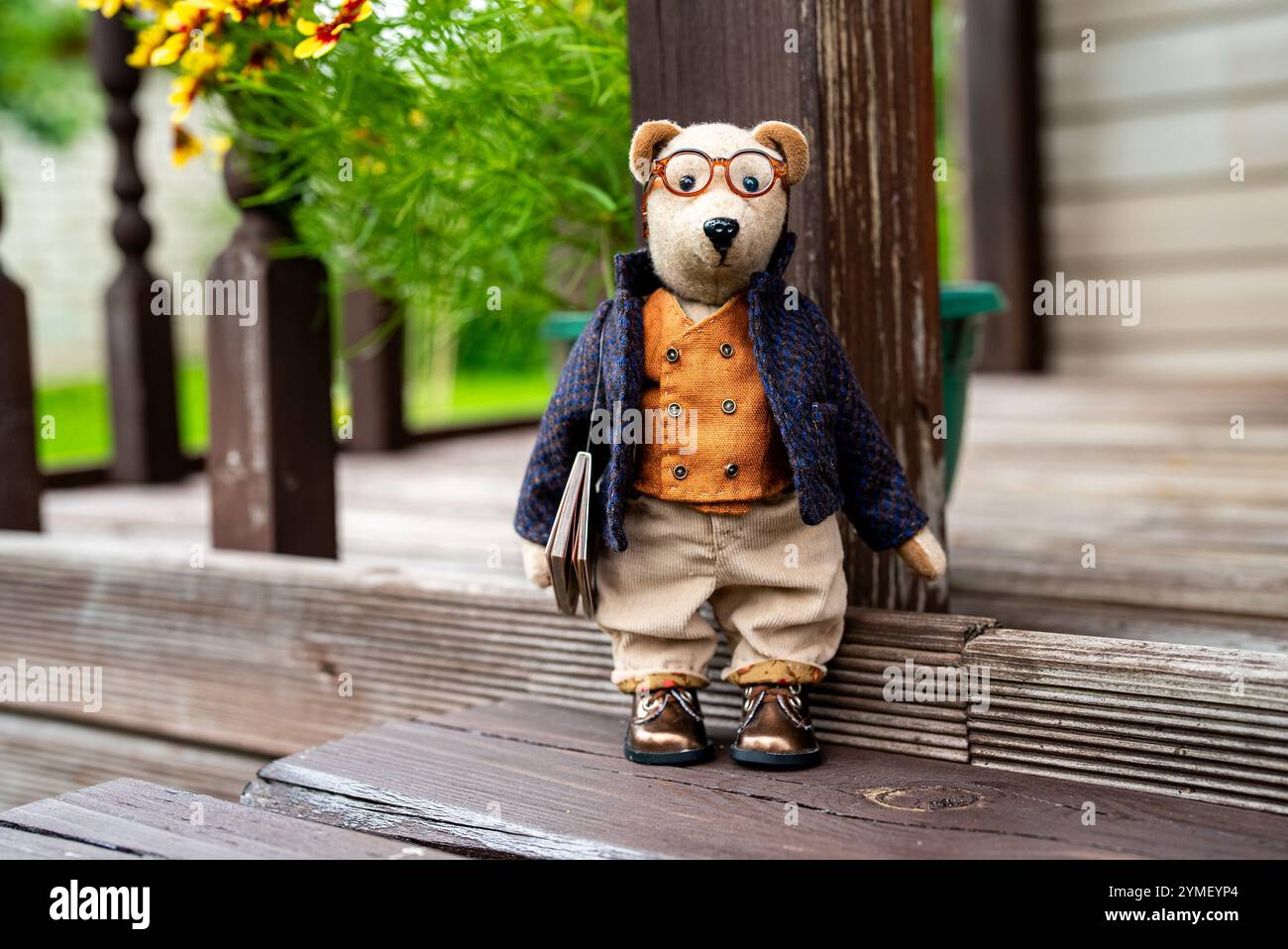 Orsacchiotto artigianale in occhiali. Giocattolo per bambini. Foto Stock