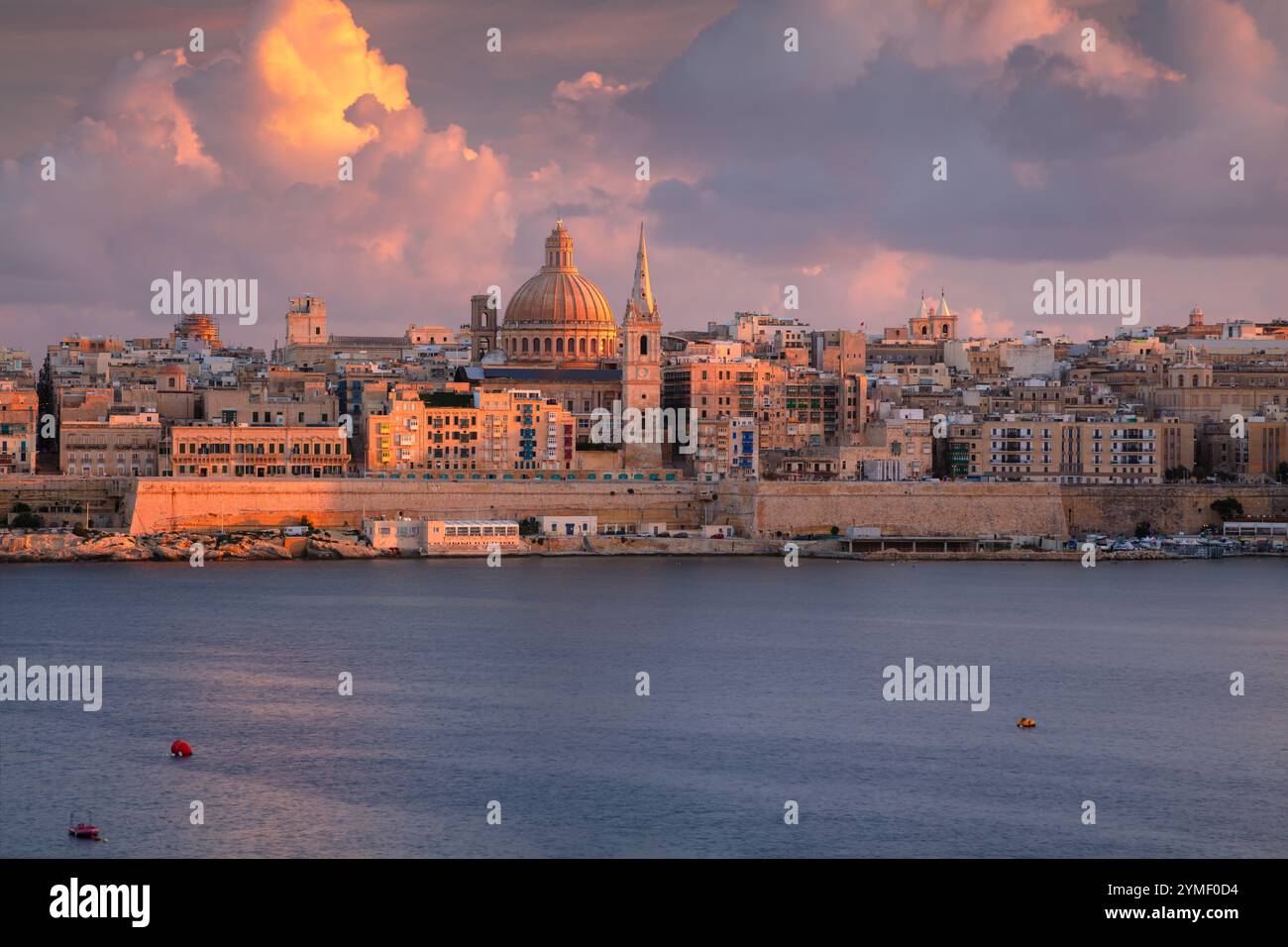 La Valletta, Malta. Immagine del paesaggio urbano della storica città vecchia di la Valletta, Malta, con il suggestivo tramonto autunnale. Foto Stock