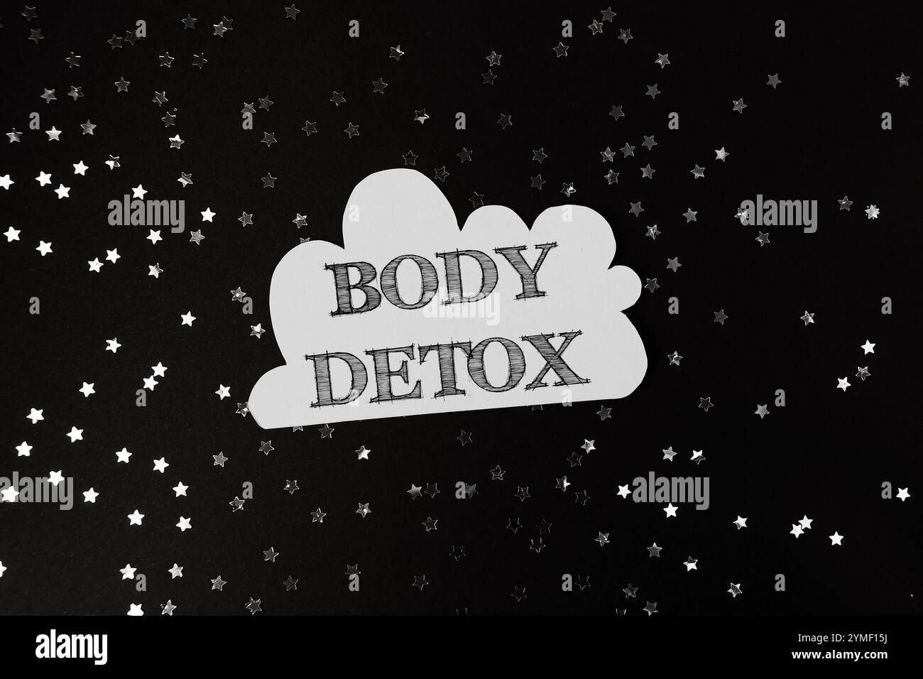 Immagine in bianco e nero di una nuvola con le parole Body Detox scritte su di essa. L'immagine ha uno stato d'animo misterioso e intrigante, come se invitasse la via Foto Stock