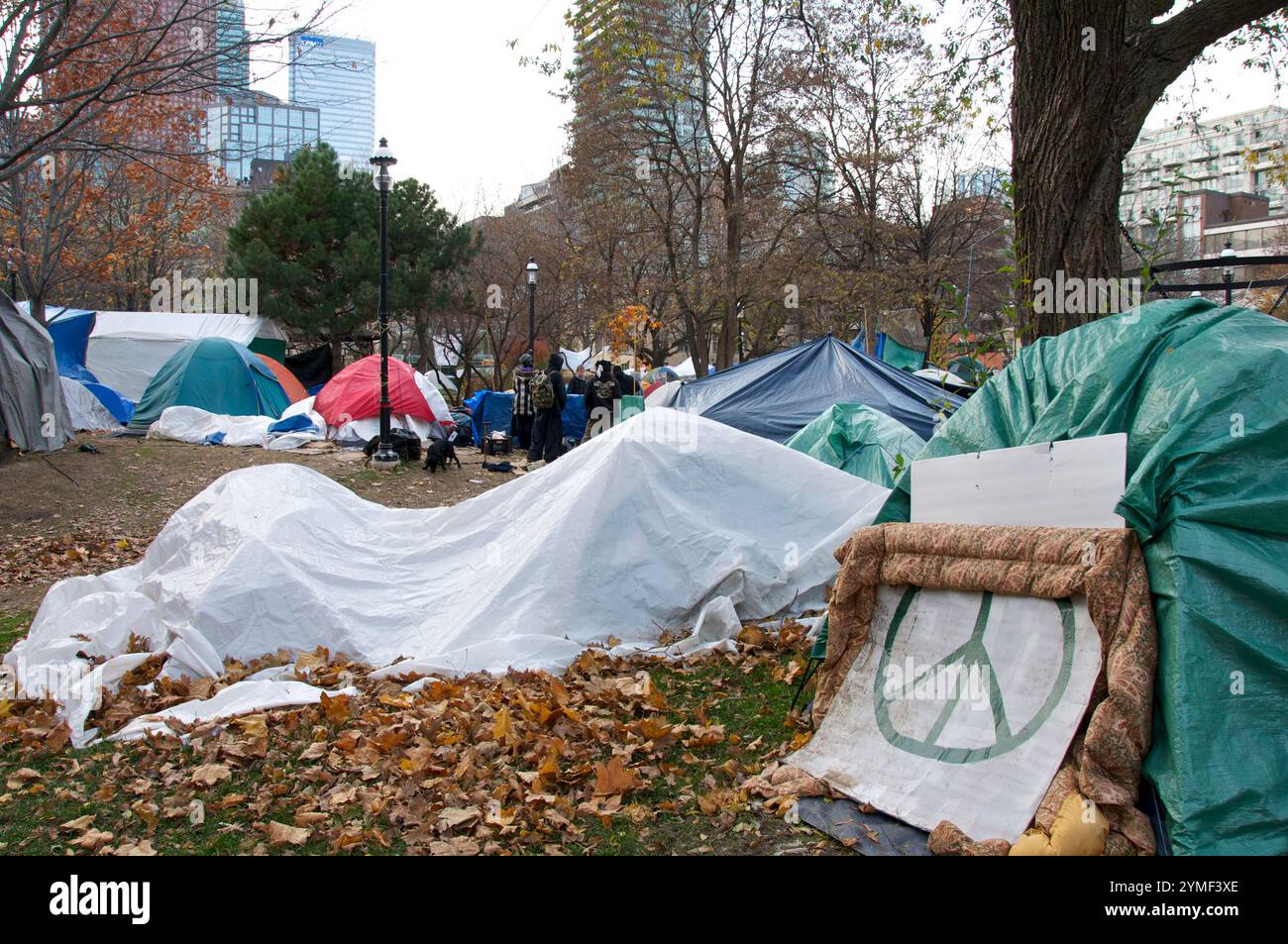 Toronto, Ontario / Canada - 20 novembre 2011: Il centro di Toronto parchi per i senzatetto come tenda città Foto Stock