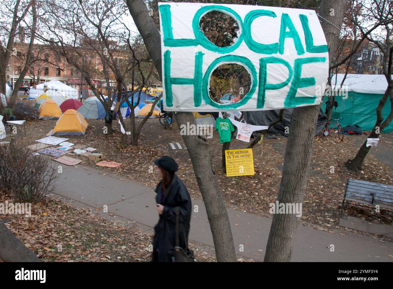 Toronto, Ontario / Canada - 20 novembre 2011: Iscriviti alle Tent Cities nel parco pubblico del centro di Toronto per senzatetto Foto Stock