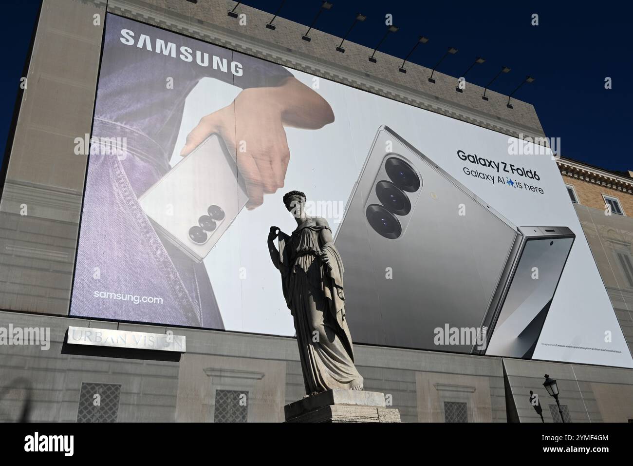 Roma, Italia - 3 novembre 2024: Billboard con la pubblicità dello smartphone Samsung a Roma. Foto Stock