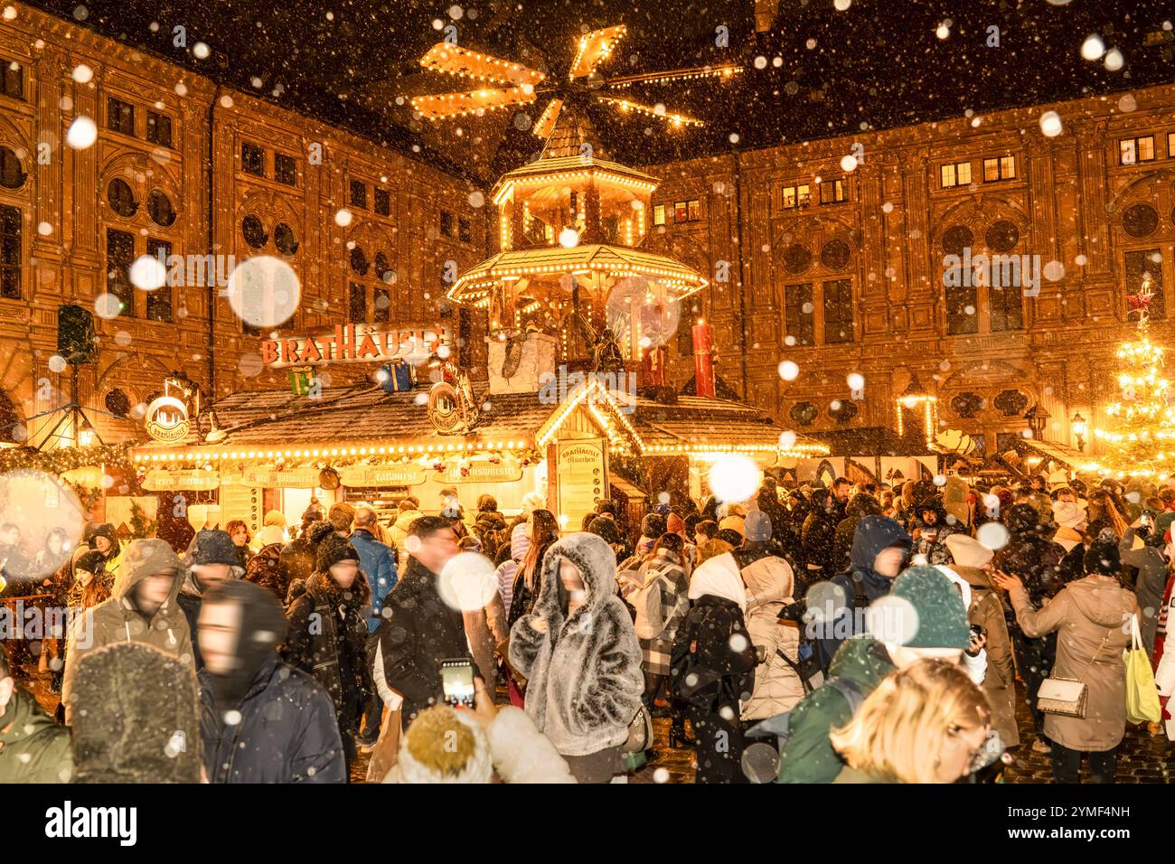 Schneeflocken rieseln leise auf das Weihnachtsdorf in der Residenz, Weihnachtsmarkt, München, 21. Novembre 2024 Deutschland, München, 21.11.2024, Schneeflocken rieseln leise auf das Weihnachtsdorf in der Residenz, Die Besucher des Weihnachtsmarkts freuen sich über den Flockenwirbel im Kaiserhof der Residenz, Donnerstagabend um 18:30 Uhr, anhaltender Schneefall für die Nacht vorhergesagt, Weihnachtsmarkt vom 18.11. - 22.12. täglich geöffnet, Weihnachtszeit, Adventszeit, Winterwetter, Wintereinbruch, novembre 2024, Herbst, Winter, Bayern, bayerisch, *** i fiocchi di neve si insinuano tranquillamente sul Cristo Foto Stock