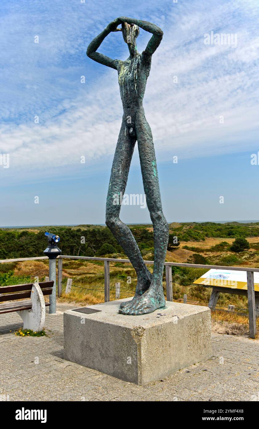 Bronzefigur De Utkieker , Künstler Hannes Helmke, auf der Spiekerooger Aussichtsdüne, Insel Spiekeroog, ostfriesische Inseln, Nordsee, Niedersachsen, Foto Stock