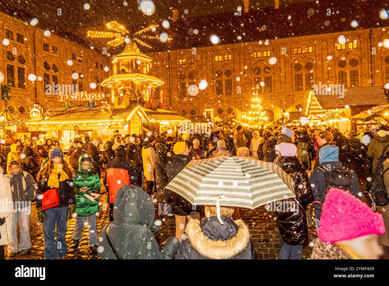 Schneeflocken rieseln leise auf das Weihnachtsdorf in der Residenz, Weihnachtsmarkt, München, 21. Novembre 2024 Deutschland, München, 21.11.2024, Schneeflocken rieseln leise auf das Weihnachtsdorf in der Residenz, Die Besucher des Weihnachtsmarkts freuen sich über den Flockenwirbel im Kaiserhof der Residenz, Donnerstagabend um 18:30 Uhr, anhaltender Schneefall für die Nacht vorhergesagt, Weihnachtsmarkt vom 18.11. - 22.12. täglich geöffnet, Weihnachtszeit, Adventszeit, Winterwetter, Wintereinbruch, novembre 2024, Herbst, Winter, Bayern, bayerisch, *** i fiocchi di neve si insinuano tranquillamente sul Cristo Foto Stock