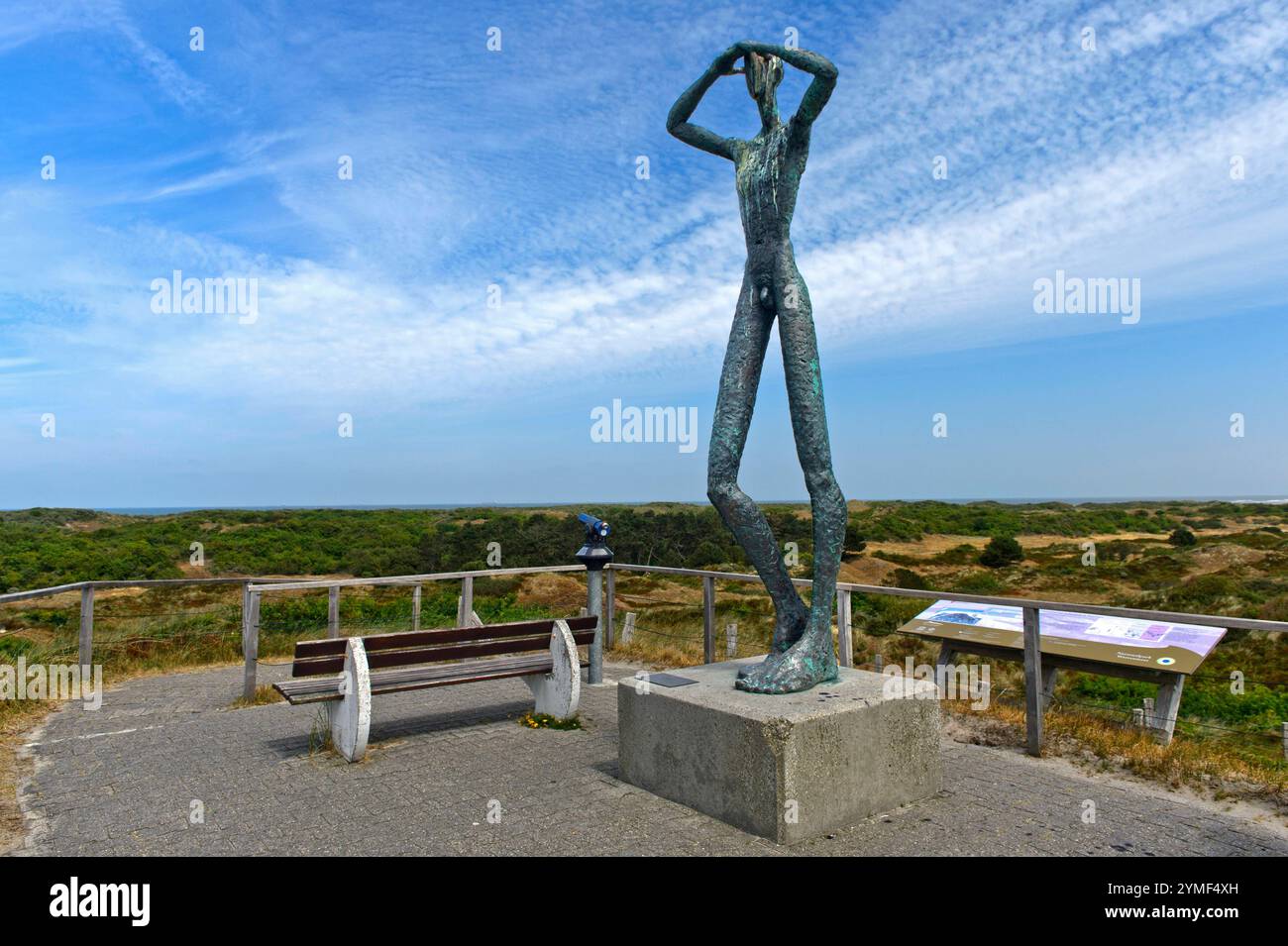 Bronzefigur De Utkieker , Künstler Hannes Helmke, auf der Spiekerooger Aussichtsdüne, Insel Spiekeroog, ostfriesische Inseln, Nordsee, Niedersachsen, Foto Stock