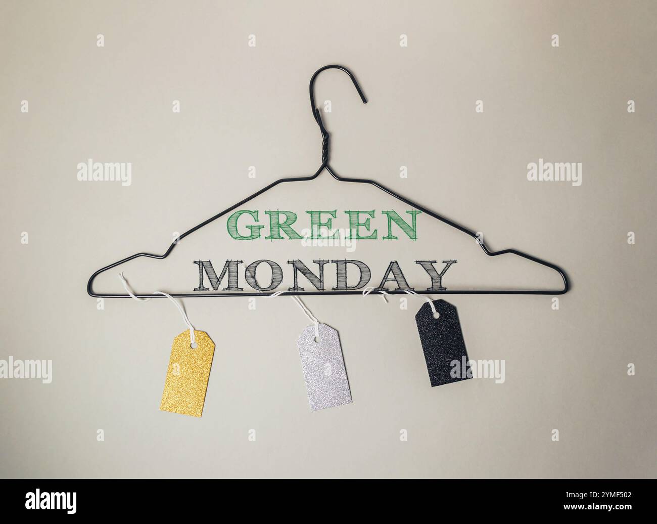 Appendiabiti con cartellini che indicano Green Monday. L'appendiabiti è appeso a un muro Foto Stock