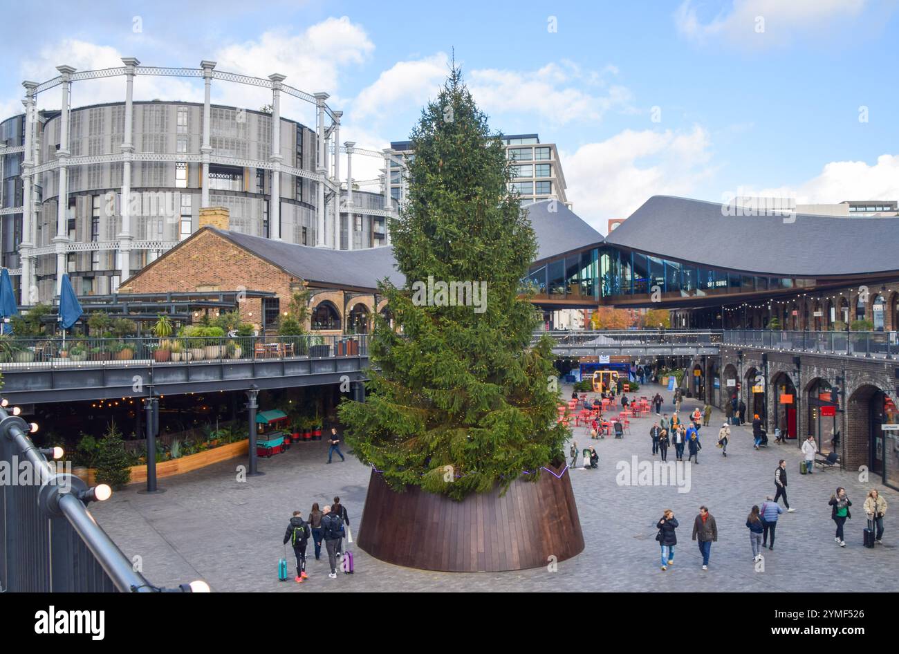 Londra, Regno Unito. 17 novembre 2024. Albero di Natale al Coal Drops Yard, complesso di negozi e ristoranti a King's Cross, vista diurna. Crediti: Vuk Valcic / Alamy Foto Stock