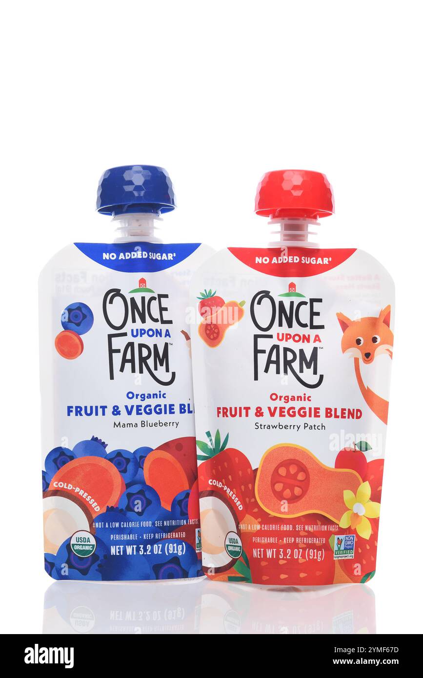 IRVINE, CALIFORNIA - 19 novembre 2024: Due buste di Once Upon A Farm Fruit and Veggie Pouches Mama Blueberry and Strawberry Patch. Foto Stock
