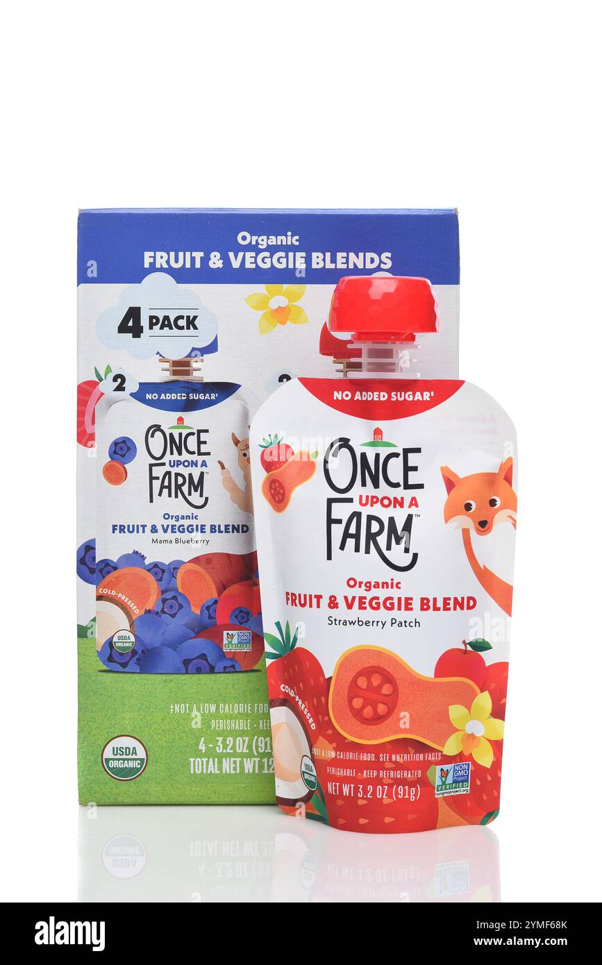 IRVINE, CALIFORNIA - 19 novembre 2024: Una scatola di bustine Once Upon A Farm Fruit and Veggie con la custodia Strawberry Patch. Foto Stock