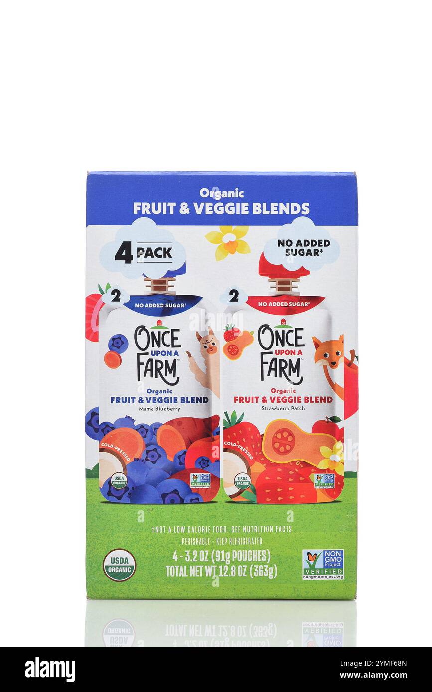 IRVINE, CALIFORNIA - 19 novembre 2024: Una scatola di Once Upon A Farm Fruit and Veggie Pouches, Mama Blueberry and Strawberry Patch Flavors. Foto Stock